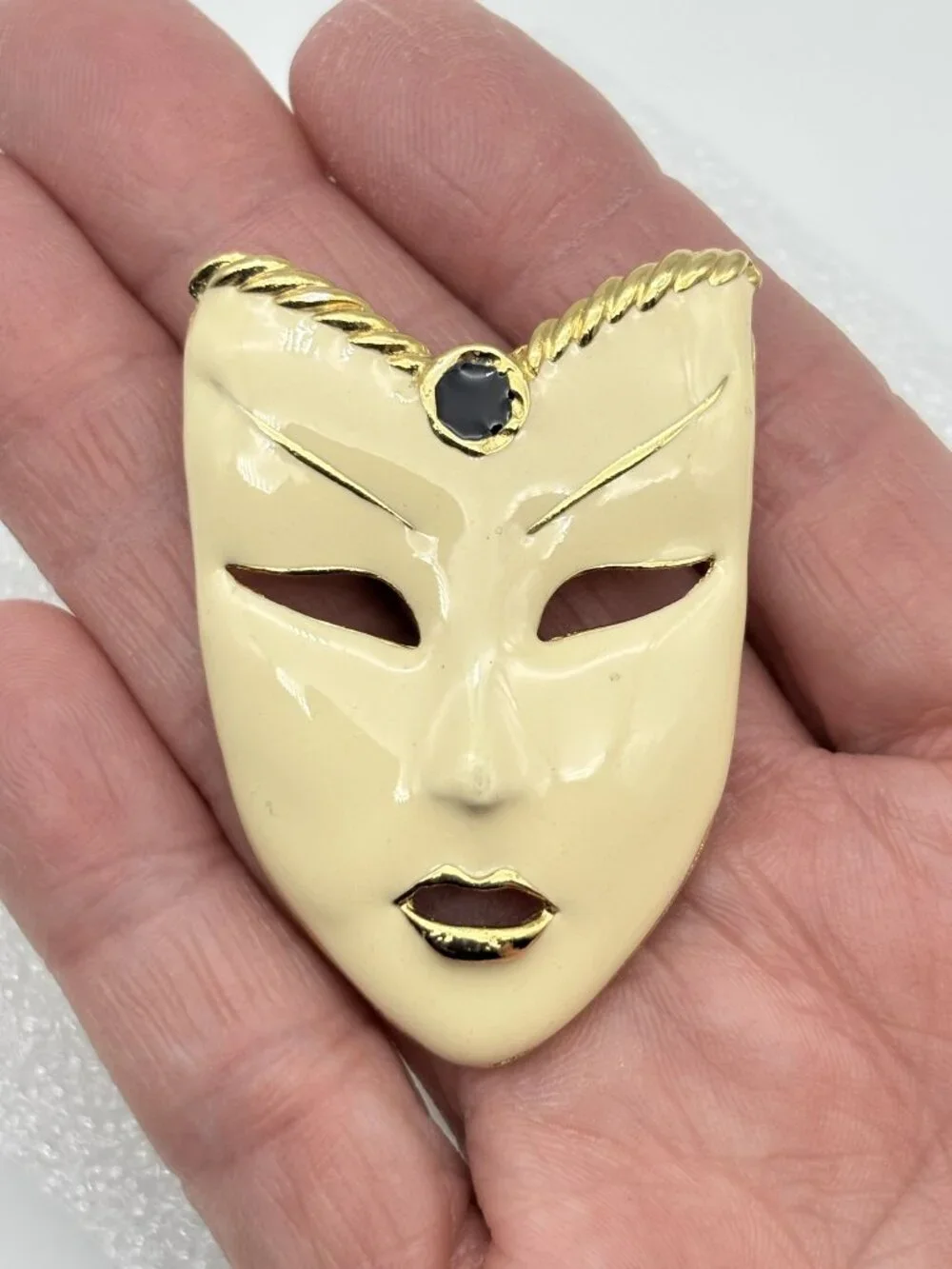 Vintage Masquerade Mardi Gras Mask Brooch Cream Black Enamel Gold Tone Unbranded